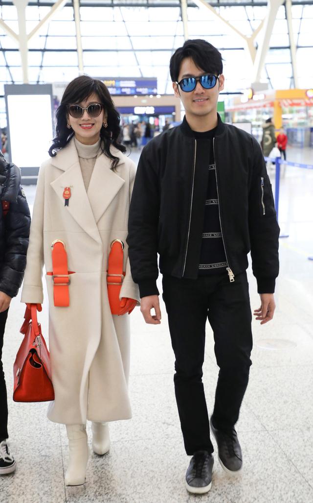 赵雅芝和黄恺杰(赵雅芝与33岁小儿子现身机场)(1)