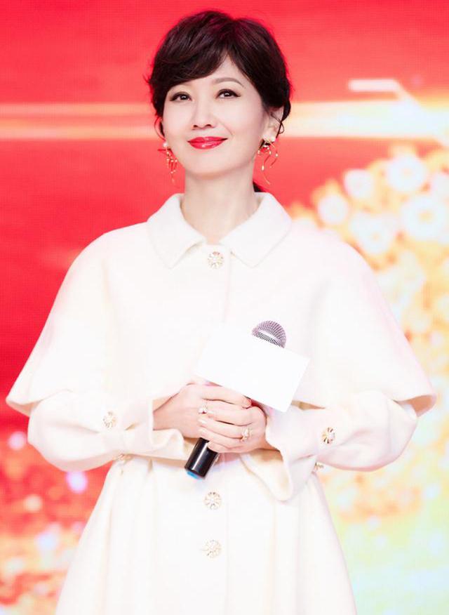 赵雅芝和黄恺杰(赵雅芝与33岁小儿子现身机场)(6)