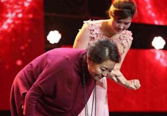 倪萍腿怎么站不起来(60岁倪萍双腿落下病根)(11)