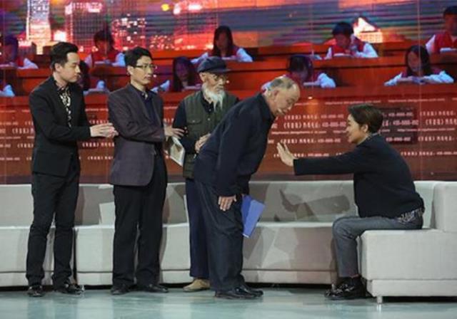 倪萍腿怎么站不起来(60岁倪萍双腿落下病根)(9)