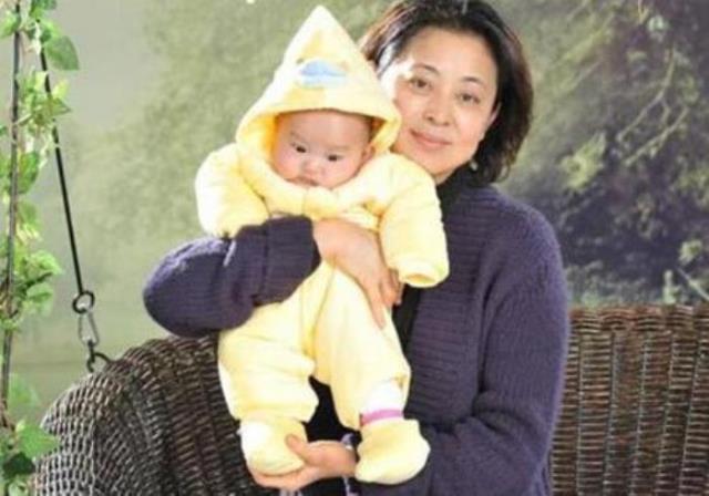 倪萍腿怎么站不起来(60岁倪萍双腿落下病根)(13)