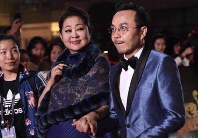 倪萍腿怎么站不起来(60岁倪萍双腿落下病根)(10)