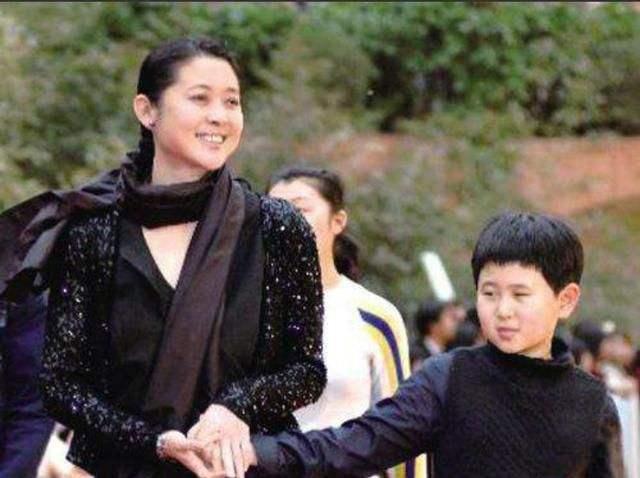 倪萍怎么瘦成锥子脸(被赞减肥成功美回十年前的倪萍)(6)