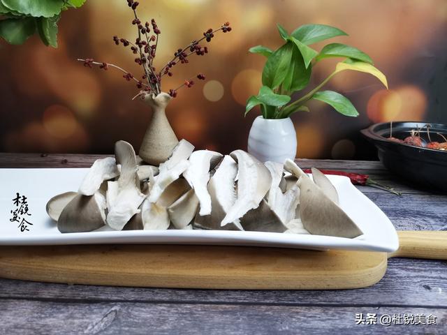 椒盐蘑菇的做法简单（椒盐蘑菇地道做法）(5)