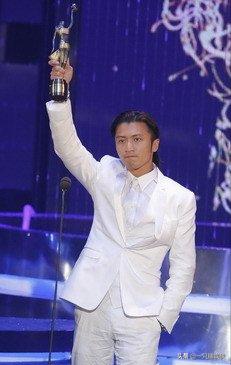 谢霆锋顶包事件哪年（谢霆锋撞车顶包被监禁）(9)