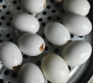 腌好煮熟的鸭蛋能放冷冻吗,煮熟的咸鸭蛋冰冻之后还能吃吗?图5