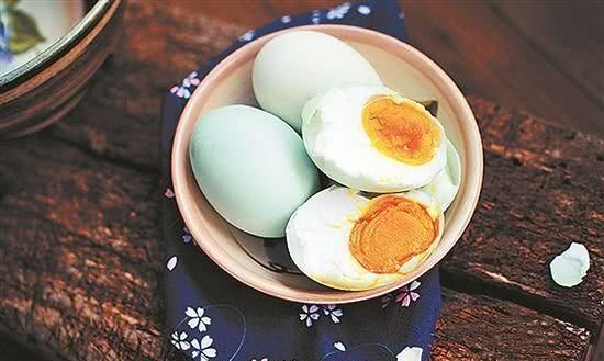 腌好煮熟的鸭蛋能放冷冻吗,煮熟的咸鸭蛋冰冻之后还能吃吗?图4