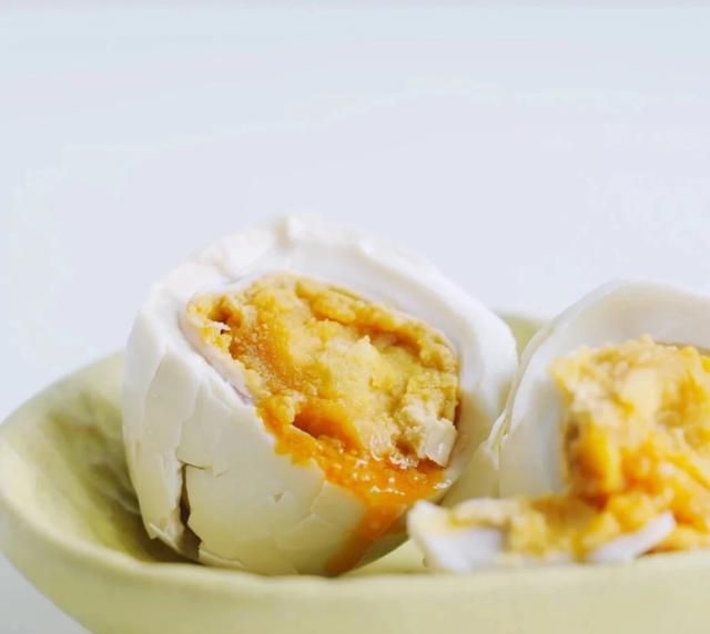 腌好煮熟的鸭蛋能放冷冻吗,煮熟的咸鸭蛋冰冻之后还能吃吗?图10