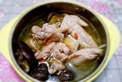 ​香菇炖鸡可以放当归吗，经期可以吃当归红枣香菇鸡汤吗？