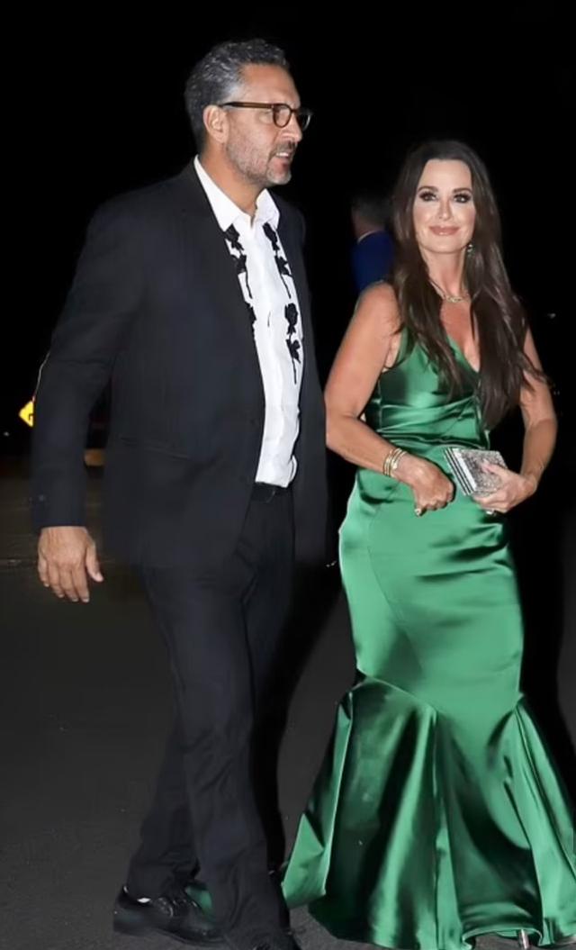 希尔顿家族两位名媛（名媛帕里斯希尔顿大婚）(8)