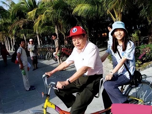 翁帆第一个老公因为什么离婚(当年28岁嫁给8旬老人的翁帆)(13)