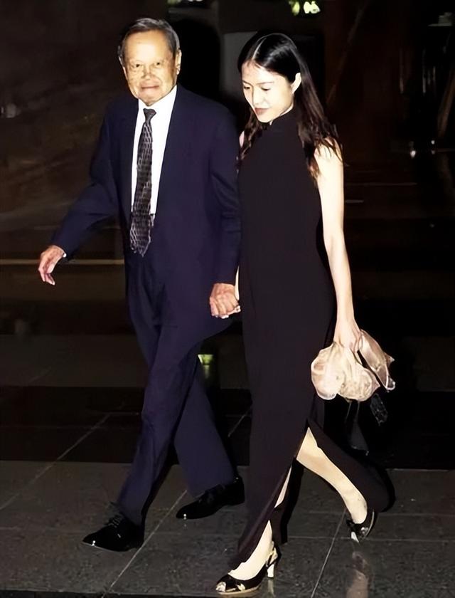 翁帆第一个老公因为什么离婚(当年28岁嫁给8旬老人的翁帆)(3)