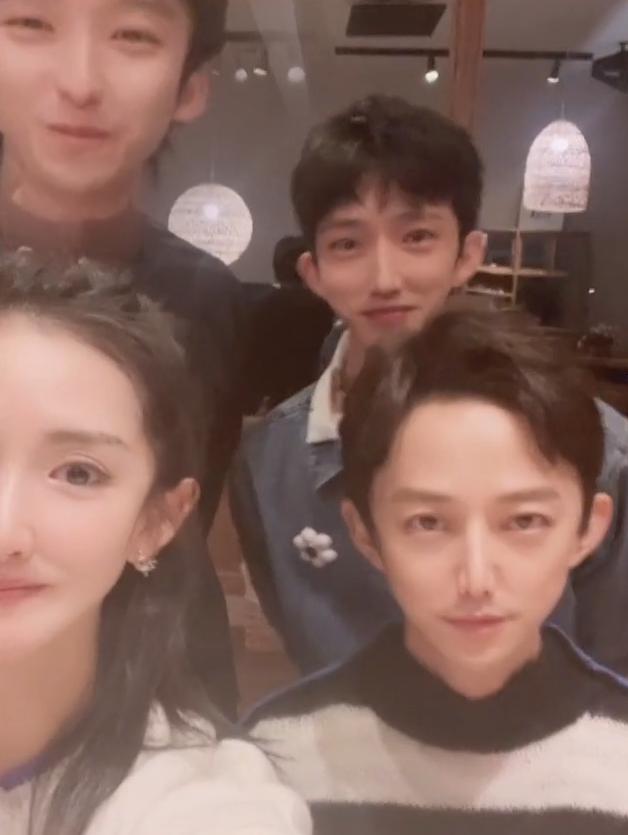 谢娜何炅张杰同台(何炅谢娜合体笑到皱纹满脸)(10)