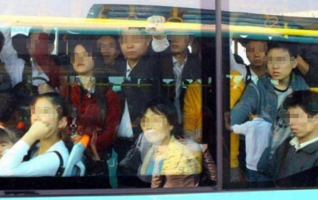 公交车挤100多人算超载吗(公交车人挤人不罚)(2)