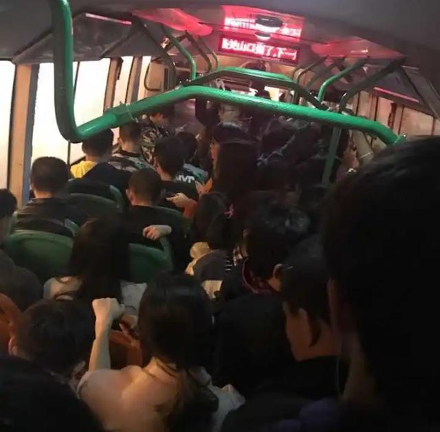 公交车挤100多人算超载吗(公交车人挤人不罚)(3)