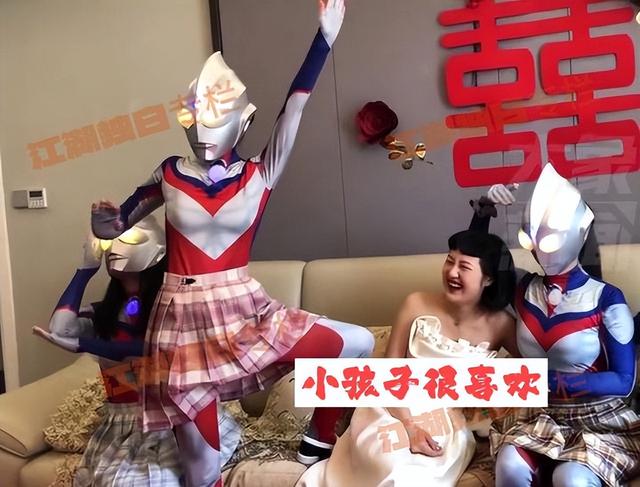 奥特曼婚礼表演(4位伴娘扮演奥特曼引关注)(5)