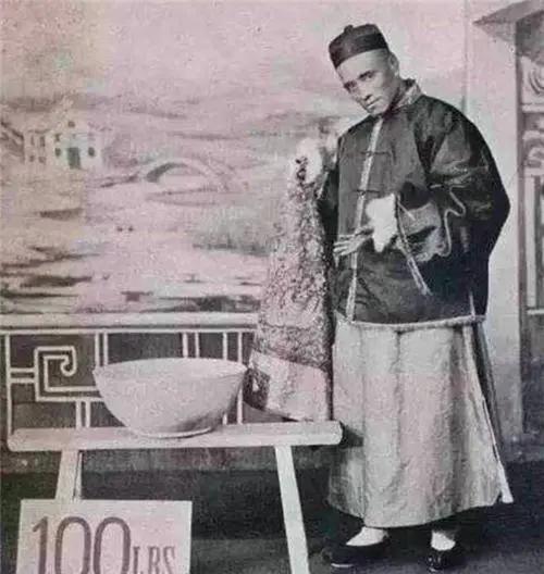 模仿火云邪神徒手接子弹（他是徒手表演接子弹第一人）(4)