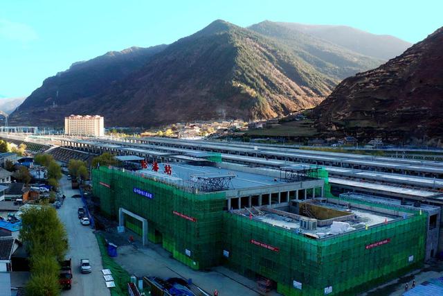 成兰铁路线路图详细(成兰铁路最大车站松潘站工程钢结构全部封顶)(5)