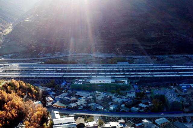 成兰铁路线路图详细(成兰铁路最大车站松潘站工程钢结构全部封顶)(4)