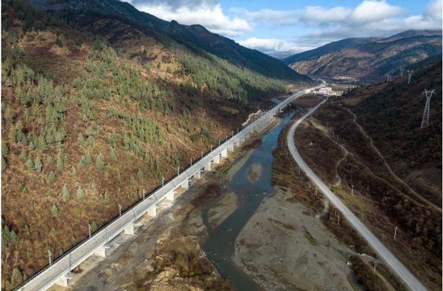 成兰铁路线路图详细(成兰铁路最大车站松潘站工程钢结构全部封顶)(2)