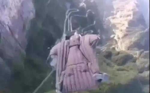 翼装飞行女生曾