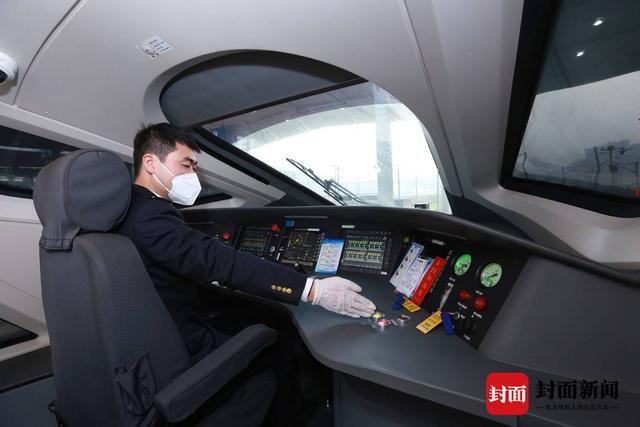 成渝高铁新款复兴号将上线(成渝高铁复兴号动车组司机的首个春运)(3)