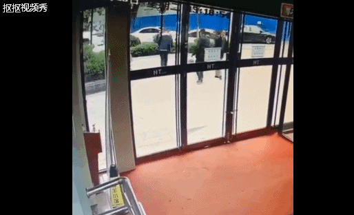 大连一轿车撞人肇事者是哪个(撞人了大连发生离奇车祸)(1)