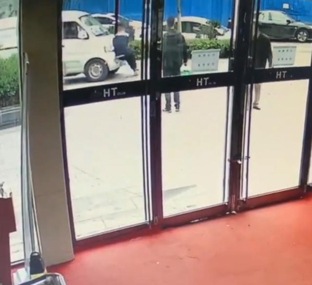 大连一轿车撞人肇事者是哪个(撞人了大连发生离奇车祸)(3)