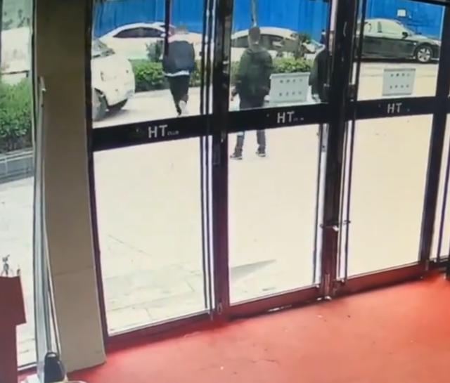 大连一轿车撞人肇事者是哪个(撞人了大连发生离奇车祸)(2)