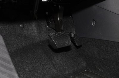 ​两种油门踏板的区别（购车时需要注意的两种油门踏板类型）