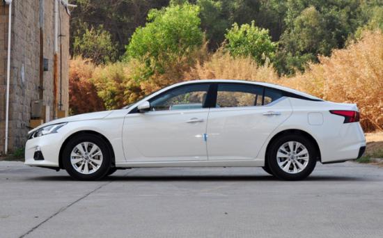 东风日产骐达三厢老款(东风日产骐达大空间低油耗代步首选)(1)