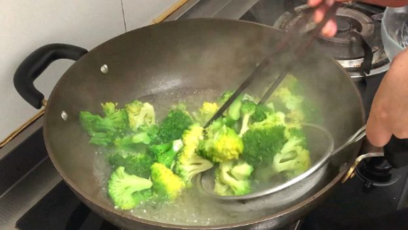 蔬菜焯水用冷水还是热水,排骨焯水用冷水还是热水图3