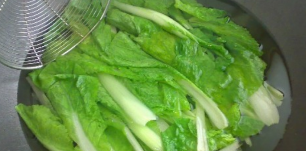 蔬菜焯水用冷水还是热水,排骨焯水用冷水还是热水图1