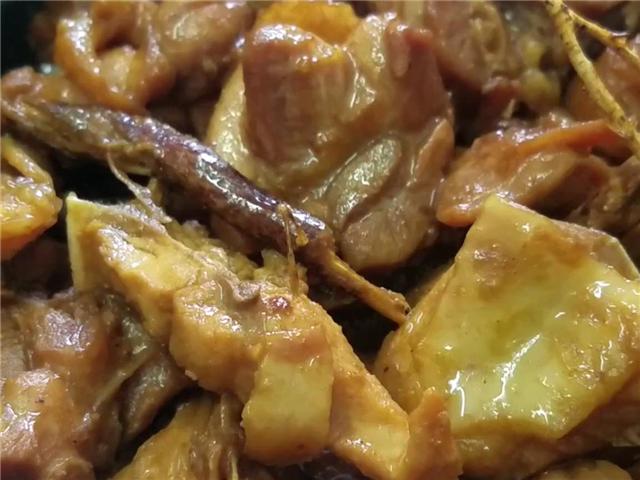 五指毛桃煲鸡正确做法(香气扑鼻的五指毛桃炖鸡)(1)