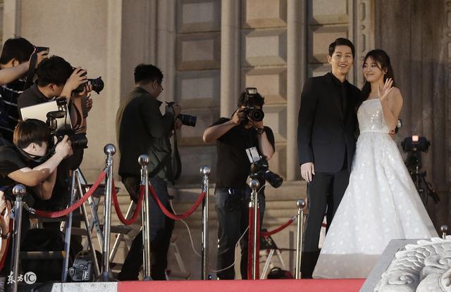 宋仲基和宋慧乔婚后罕见同框（双宋今日世纪大婚）(2)