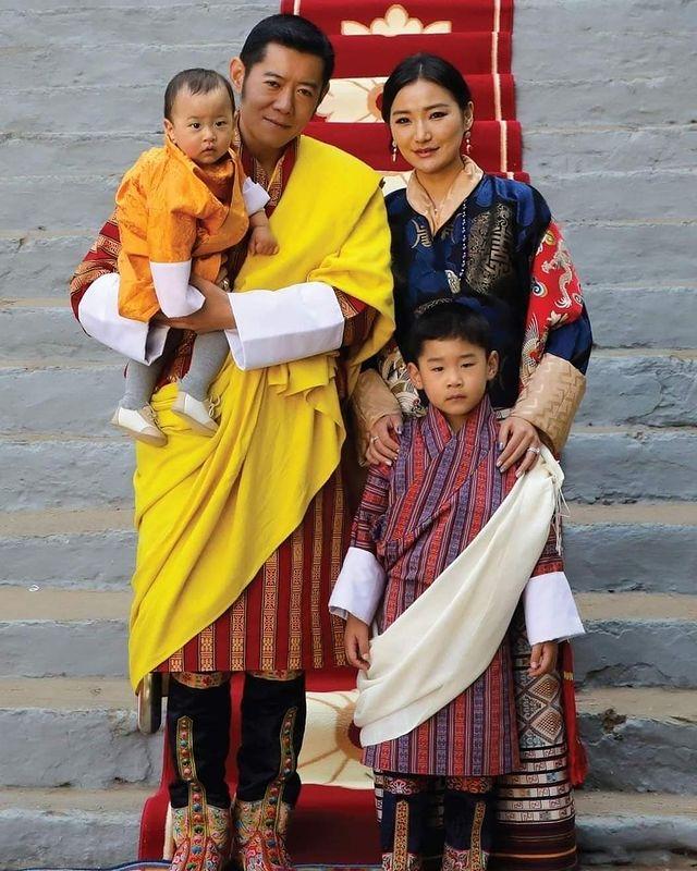 不丹王室家族简介（不丹王室一家四口最新全家福）(2)