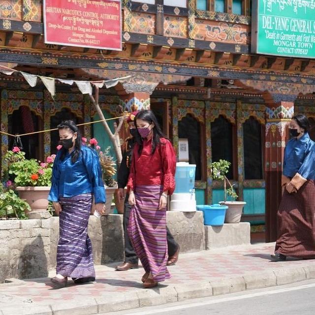 不丹王室家族简介（不丹王室一家四口最新全家福）(6)