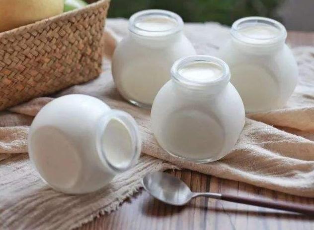 酸奶和牛奶哪个营养更好(牛奶和酸奶到底哪个更好)(1)