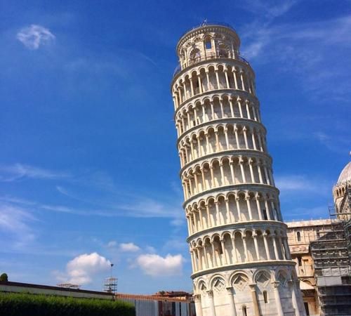 为什么比萨斜塔会倾斜