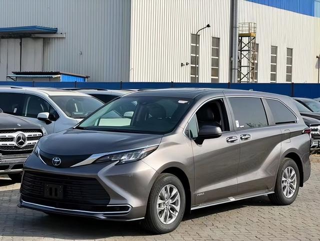 丰田塞纳商务车新款七座(21款丰田塞纳2.5混合动力)(1)