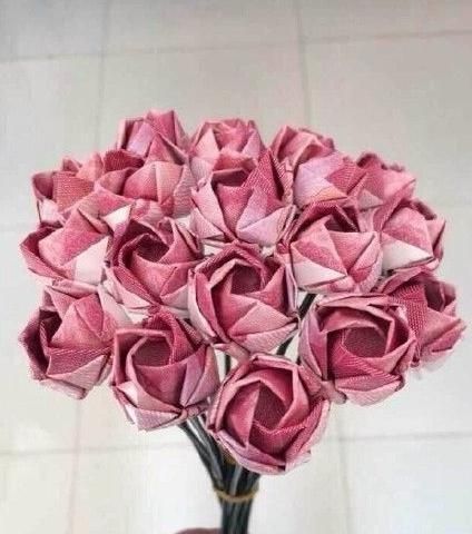 如何用纸折玫瑰