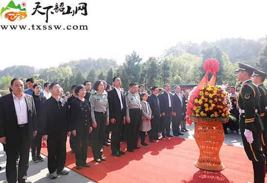 毛新宇少将全家再回韶山（毛新宇少将全家再回韶山）(1)