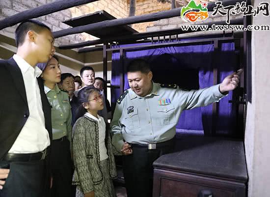 毛新宇少将全家再回韶山（毛新宇少将全家再回韶山）(2)