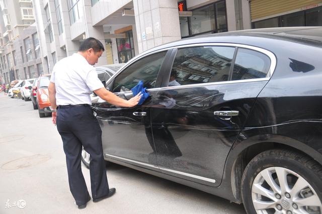 车身划痕损失险怎么赔（车身划痕险理赔技巧）(2)