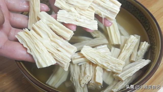 怎么泡腐竹软得快（泡腐竹有技巧第一步做对了）(1)