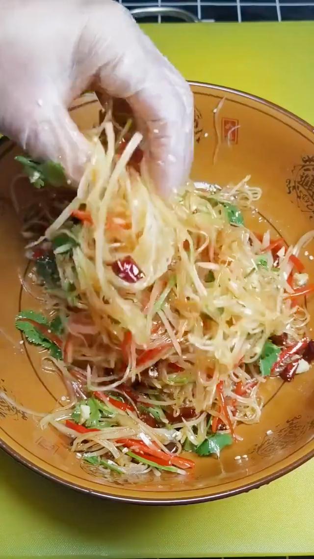 最好吃的炝拌土豆丝的做法(教大家一道非常适合夏天吃呛拌土豆丝)(6)