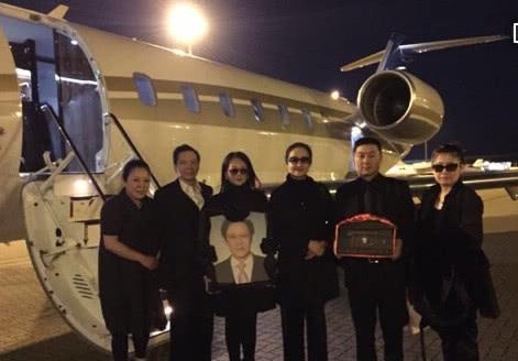 向华强向华胜真实身份(向华胜葬礼向华强扶灵)(4)