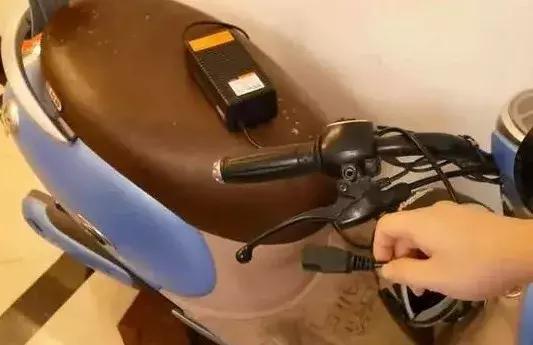 电动车电瓶正确的充电方法(告诉你电动车正确充电方法)(5)