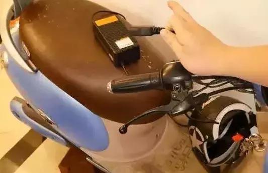 电动车电瓶正确的充电方法(告诉你电动车正确充电方法)(4)