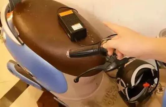 电动车电瓶正确的充电方法(告诉你电动车正确充电方法)(3)